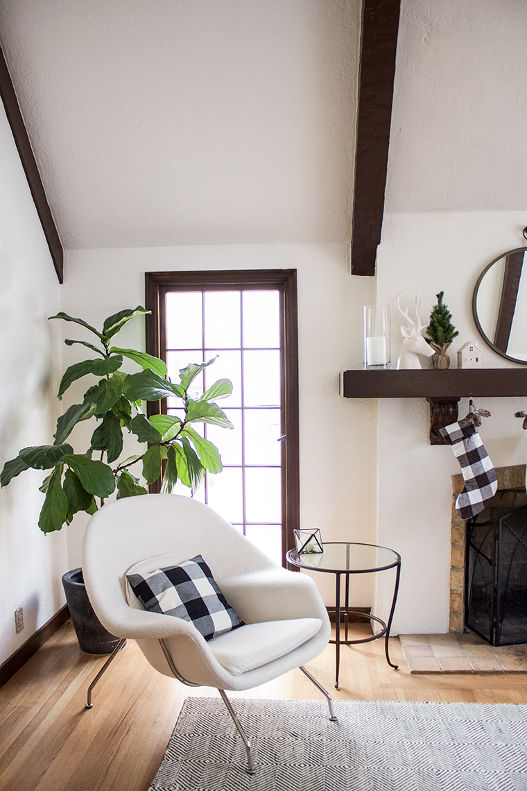Our favorite buffalo check home decor trending right now. Black and white plaid is classic and always in style. @copycatchic luxe living for less.