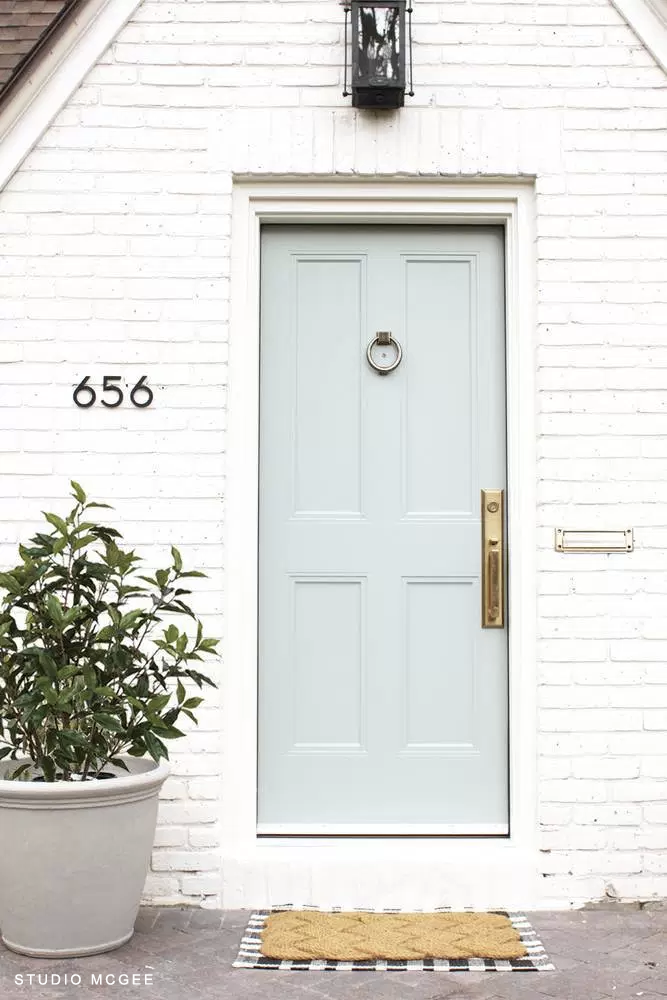 Create curb appeal with a simple trick, layer rugs under your doormat. Our fave picks to achieve the layered doormat look! copycatchic luxe for less decor