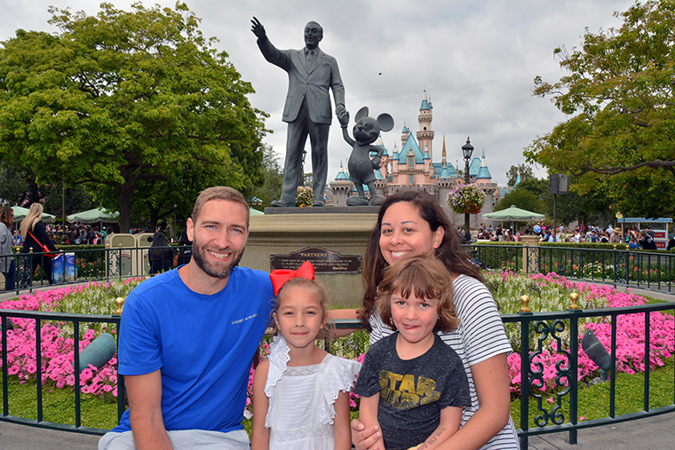 36 Hours in Disneyland California | Best tricks and tips to enjoy your flight and trip to Disneyland in Anaheim, California | Modern and minimalist packing list by copycatchic and travel plans with Alaska Airlines #MoreWestCoast #IFlyAlaska