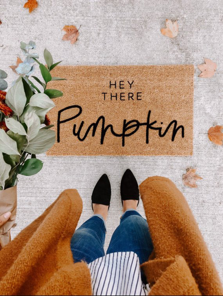 Perfect accent color for fall: navy and gold. Gold and mustard tones help warm up the rich, navy color for a perfect color combination for Fall and adds the perfect seasonal touch to your home copycatchic luxe living for less