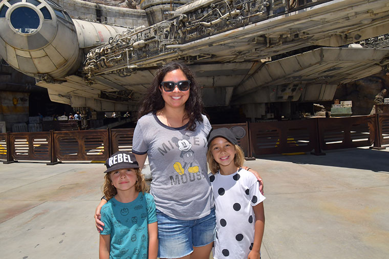 How to do Disneyland, Galaxy's Edge and Disney's California Adventure Park in one day with a 1 day park hopper ticket and Disney MaxPass | Best tips and itinerary to do all the best rides at Disneyland in Anaheim, California | Modern and minimalist packing list by copycatchic and travel plans with Disney